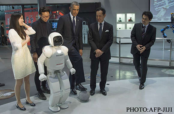 La nouvelle version du robot Asimo salue le Président des Etats-Unis Barack Obama